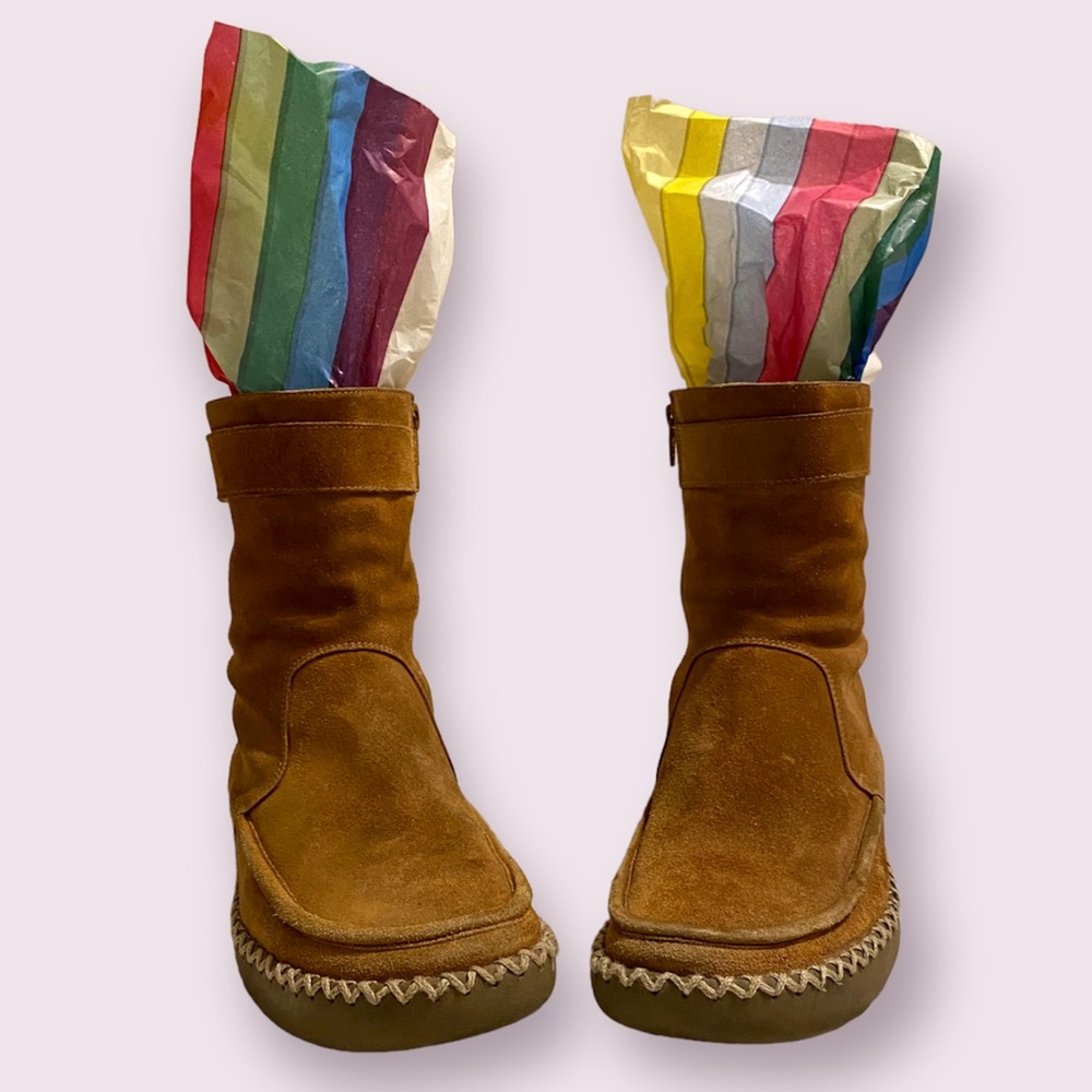 Sued zip-up above the ankle moccasin boots